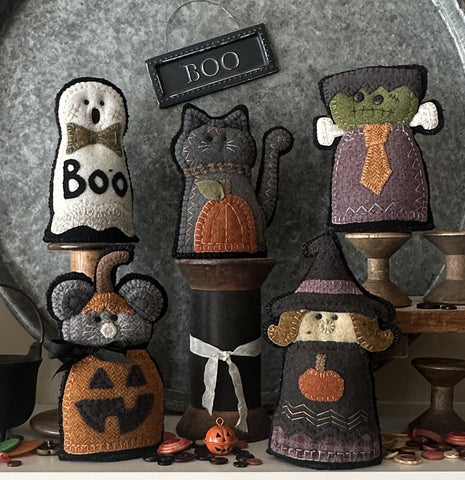 #2506 Halloween Shelf Buddies KIT ONLY